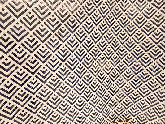 Zellige marocain motif zigzag Bleu et blanc sur plaques de 30x30 cm pour salle de bain moderne.
