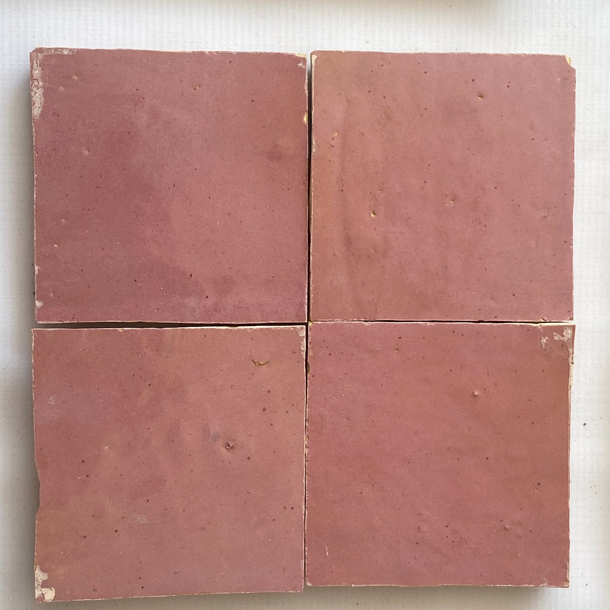 Chaque carreau de Zelligeest taillé et émaillé à la main par des artisans marocains. De légères variations de teinte, d'épaisseur et de surface font partie intégrante de son authenticité — c'est ce qui lui donne ce caractère vivant et chaleureux qu'aucun carrelage industriel ne peut imiter.
