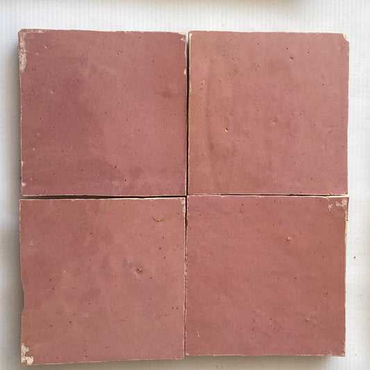 Chaque carreau de Zelligeest taillé et émaillé à la main par des artisans marocains. De légères variations de teinte, d'épaisseur et de surface font partie intégrante de son authenticité — c'est ce qui lui donne ce caractère vivant et chaleureux qu'aucun carrelage industriel ne peut imiter.