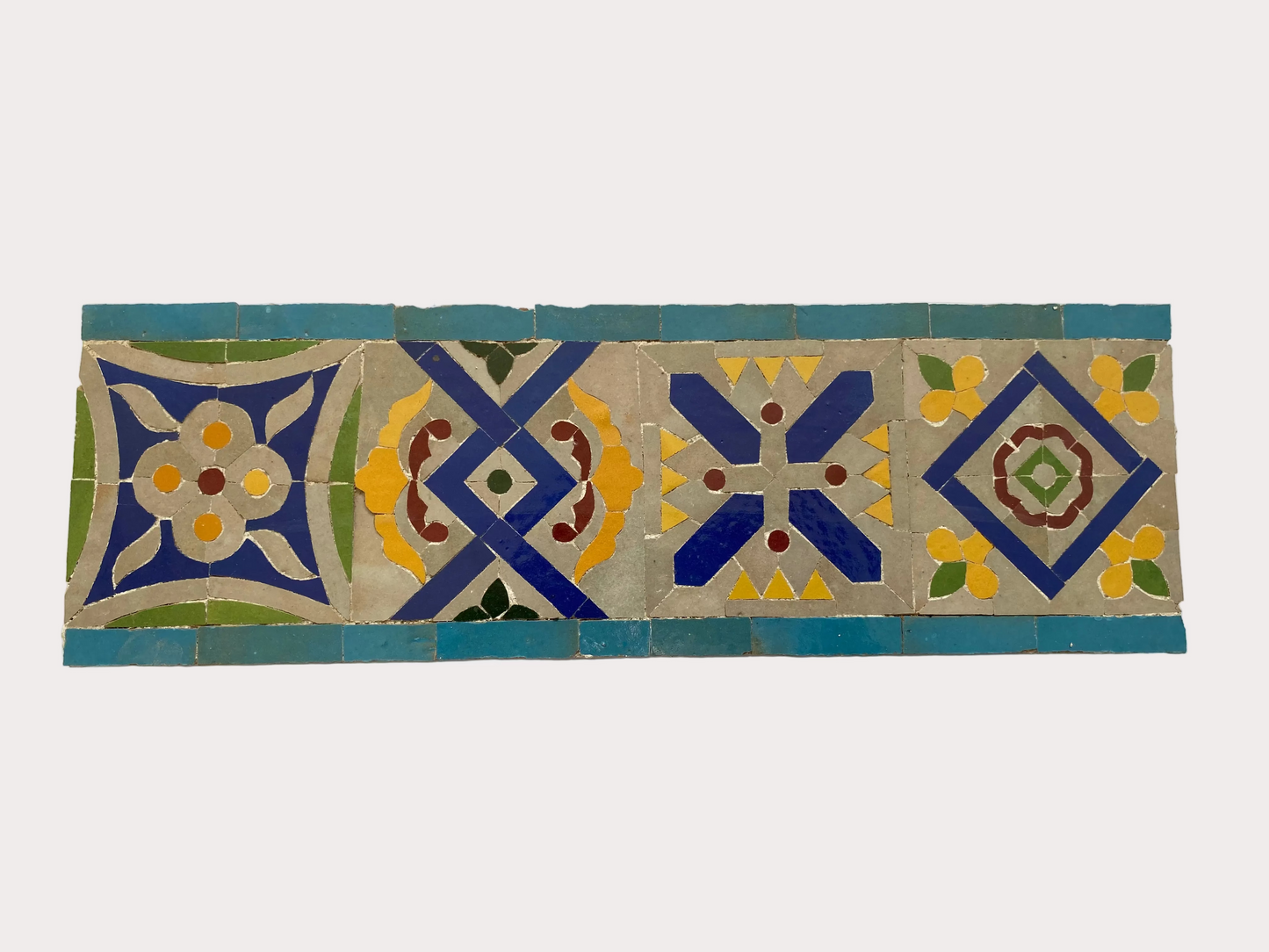 Apportez du caractère et de l’authenticité à vos espaces grâce à cette frise en zellige marocain réalisée à la main selon un savoir-faire traditionnel transmis depuis des générations.
