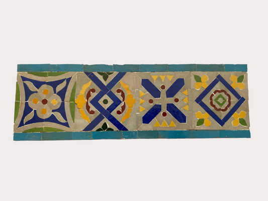 Apportez du caractère et de l’authenticité à vos espaces grâce à cette frise en zellige marocain réalisée à la main selon un savoir-faire traditionnel transmis depuis des générations.