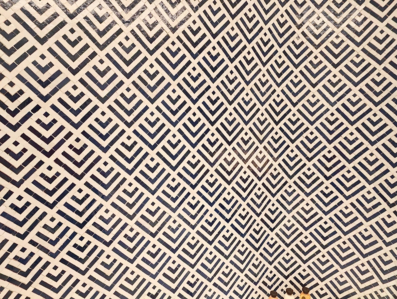 Zellige marocain motif zigzag Bleu et blanc sur plaques de 30x30 cm pour salle de bain moderne.