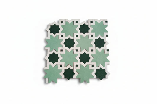 Zellige marocain motif Nejma étoile bleu et blanc sur plaques de 30x30 cm pour décoration murale.