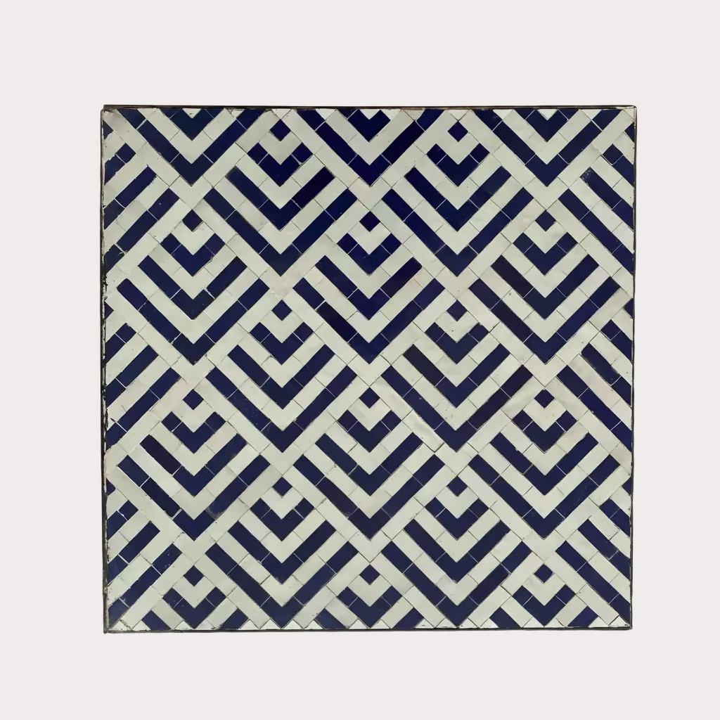 Zellige marocain motif zigzag Bleu et blanc sur plaques de 30x30 cm pour salle de bain moderne.