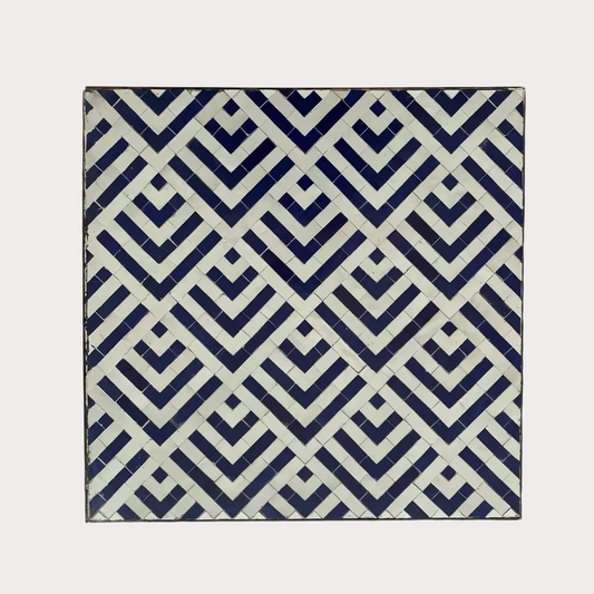 Zellige marocain motif zigzag Bleu et blanc sur plaques de 30x30 cm pour salle de bain moderne.