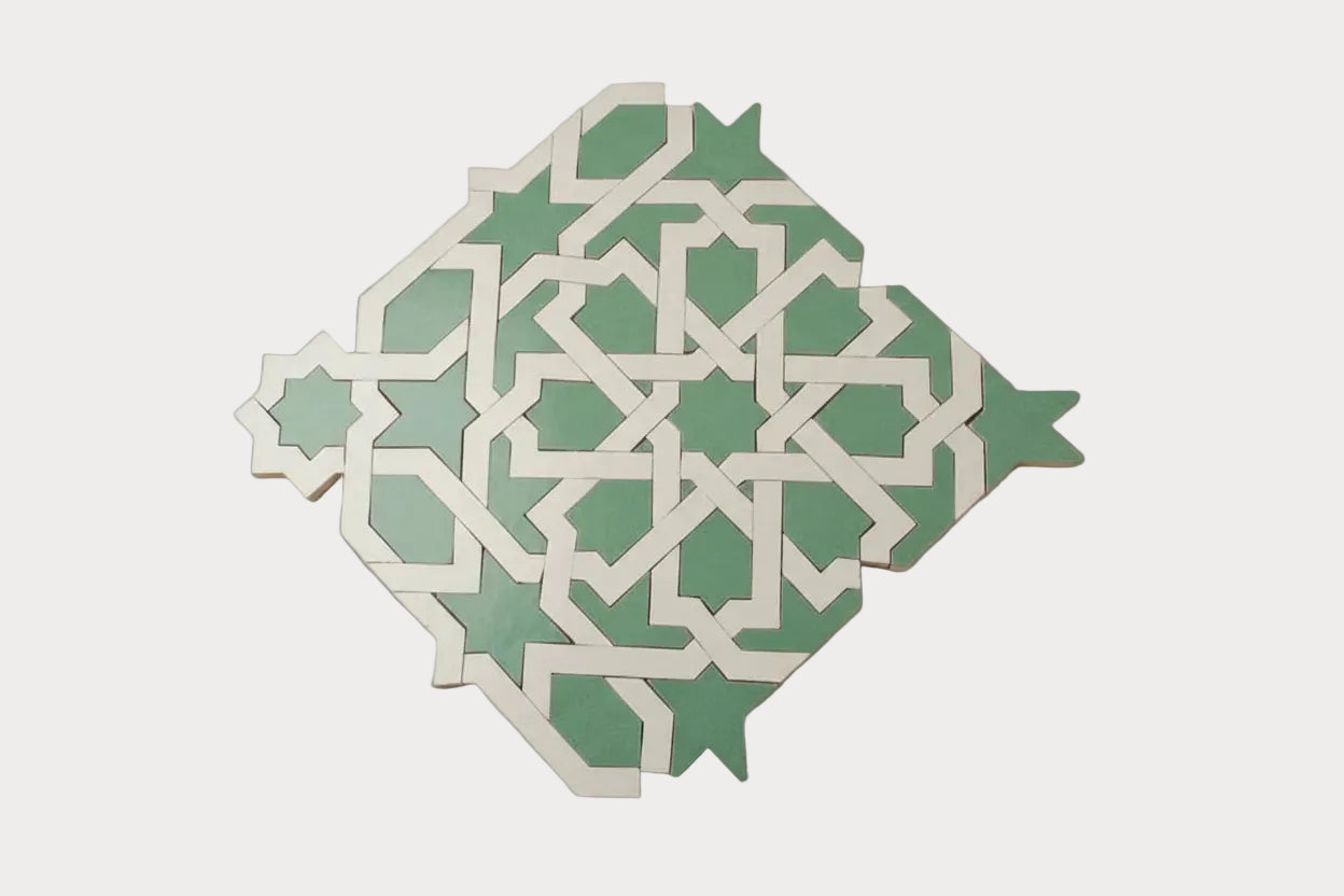 Zellige marocain motif Étoile Atlas vert et blanc sur plaques de 30x30 cm pour mur décoratif.