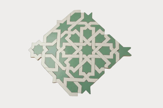 Zellige marocain motif Étoile Atlas vert et blanc sur plaques de 30x30 cm pour mur décoratif.