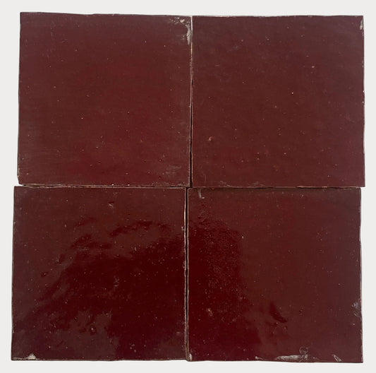 
Chaque carreau est taillé et émaillé à la main par des artisans marocains. De légères variations de teinte, d'épaisseur et de surface font partie intégrante de son authenticité — c'est ce qui lui donne ce caractère vivant et chaleureux qu'aucun carrelage industriel ne peut imiter.