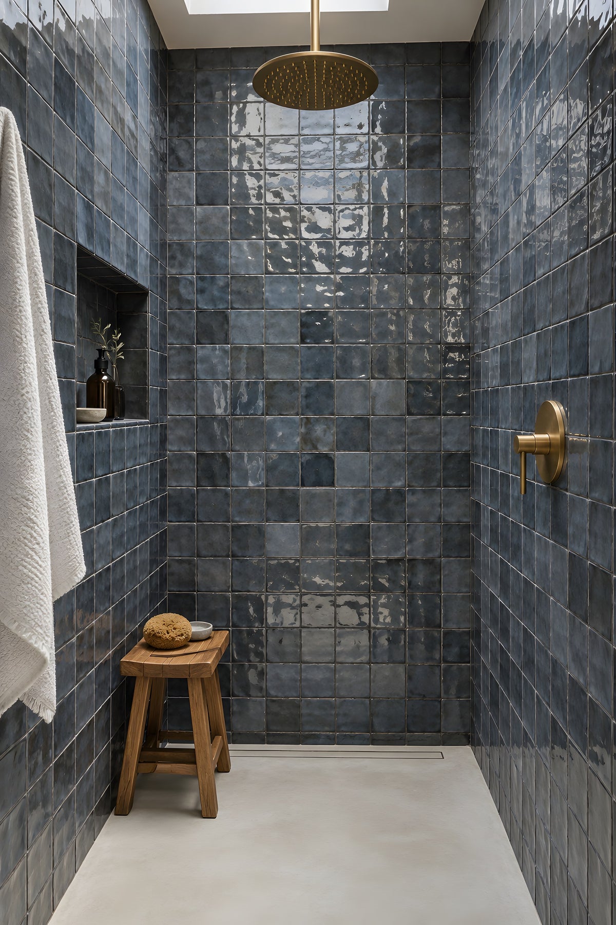 Douche en zellige bleu-gris, joint anthracite